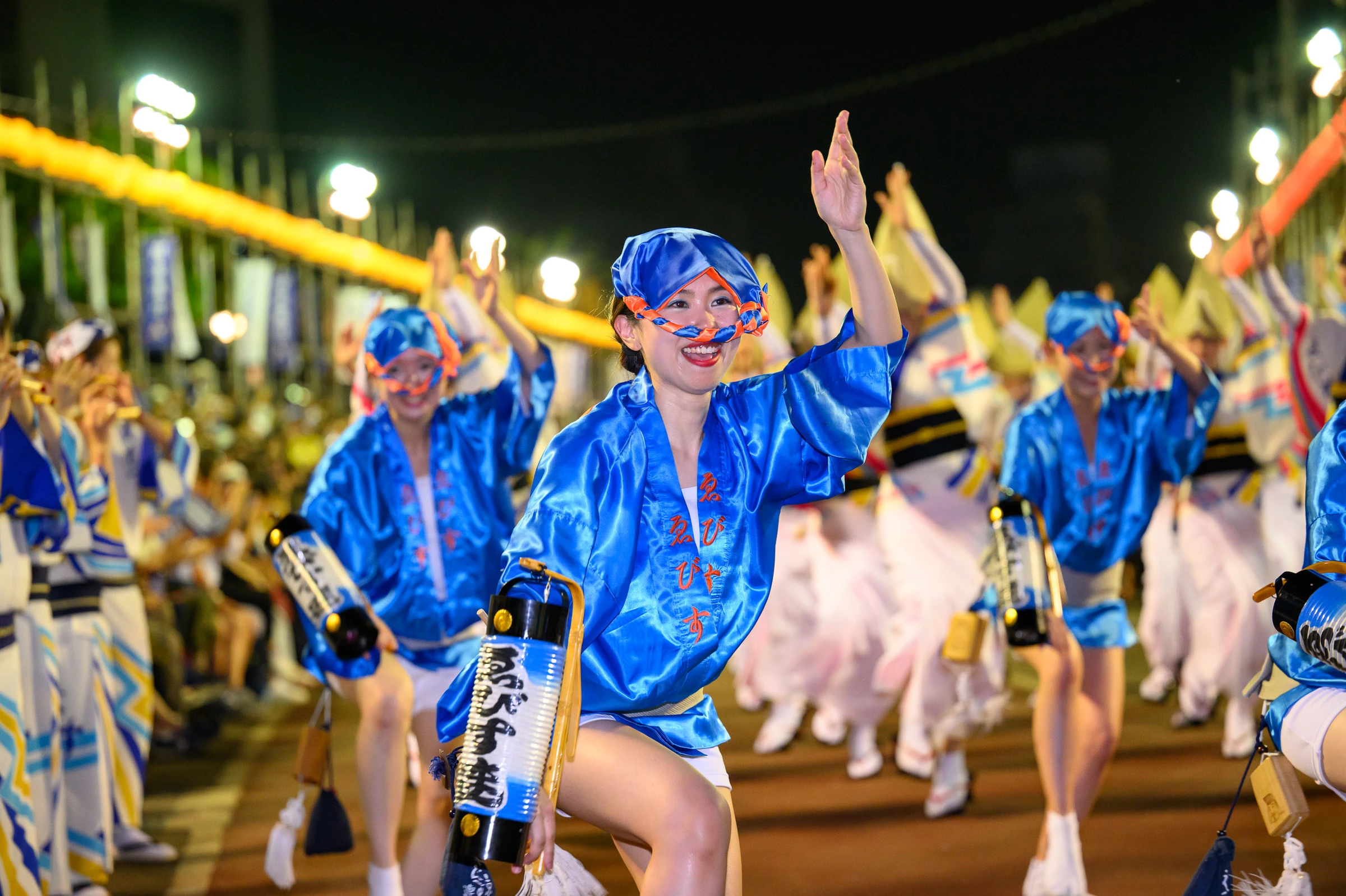 阿波おどりを披露するゑびす連の踊り手