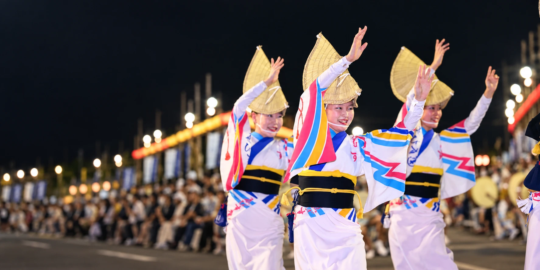 阿波おどりを披露するゑびす連の踊り手