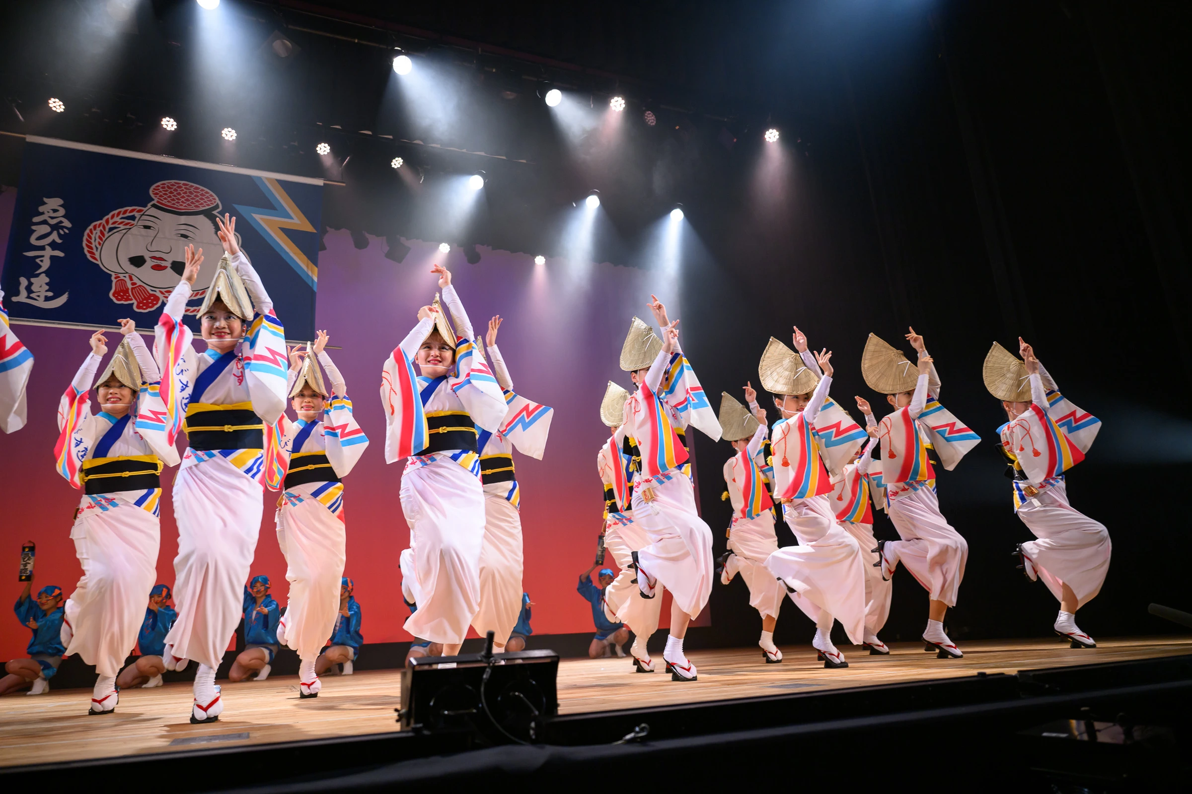 阿波おどりを披露するゑびす連の踊り手