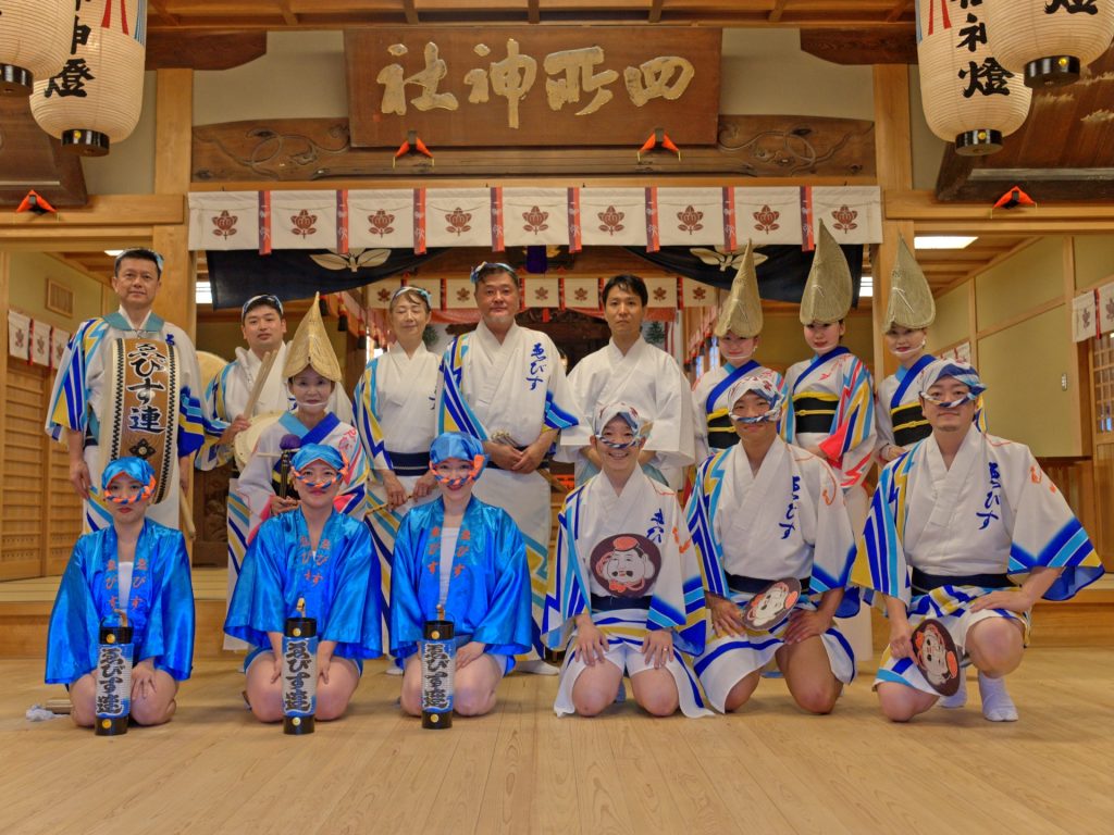 四所神社での演舞を終えたゑびす連の集合写真
